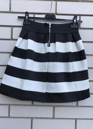 Красивая мини-юбка из фактурной ткани в встречную складку,черно-белая в полоску3 фото