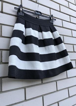 Красивая мини-юбка из фактурной ткани в встречную складку,черно-белая в полоску4 фото