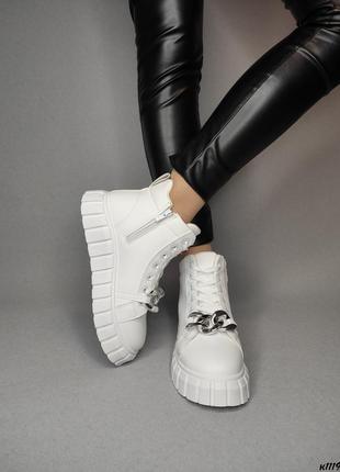 Кросівки жіночі білі з ланцюжком1 фото