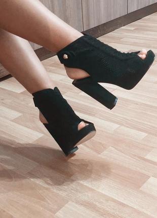 Босоніжки під замш туфлі на підборах відкритий мис носок