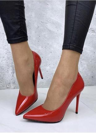 Червоні туфлі жіночі2 фото