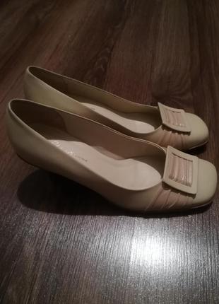 Новые светлые туфли2 фото