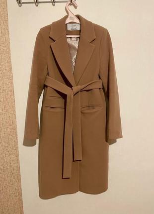 Тёплое коричневое длинное пальто с поясом