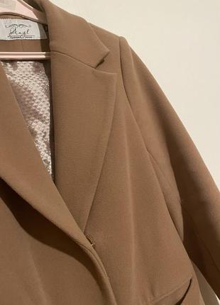 Тёплое коричневое длинное пальто с поясом3 фото