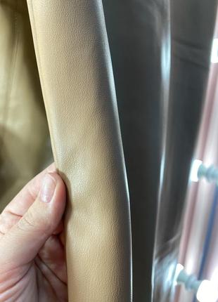 Бежевые леггинсы из искусственной кожи с разрезами zara кожаные лосины зара брюки штаны3 фото