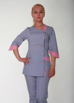 Красивий жіночий медичний сірий костюм з рожевими вставками, модного дизайну 42-561 фото