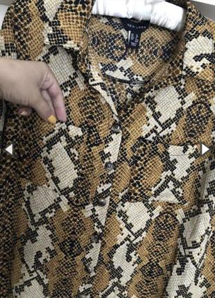 Стильное платье-халат со змеиным принтом,4 фото