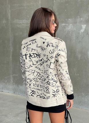 Стильна куртка-косуха з екошкіри з принтом написи про кохання на різних мовах світло-бежева4 фото