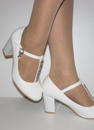 Ошатні жіночі білі туфлі на середньому каблуці для нареченої з ремінцем розмір 38 39 40