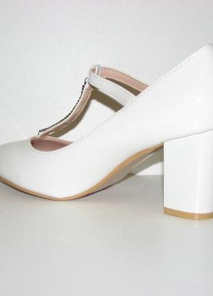 Ошатні жіночі білі туфлі на середньому каблуці для нареченої з ремінцем розмір 38 39 408 фото