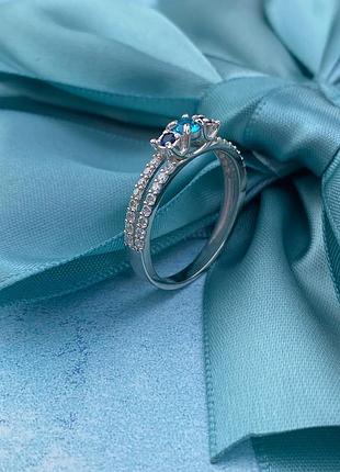 Оплата 100%🇺🇦 кольцо срібло 925° покриття родій, вставка куб.цирконії сині і блакитні доріжка камінців 0425.10р