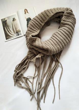 Бежевый шарф-снуд с бахромой sisley. теплый трендовый шарф со стильной бахромой.1 фото