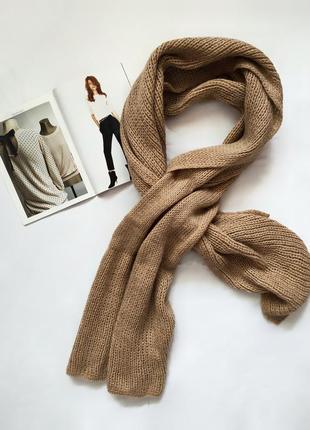 Песочный шарф с прорезью. универсальный цвет, стильный фасон – идеальное комбо!
