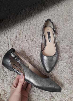 Красивенные серебряные туфли балетки от tamaris 39 размер1 фото