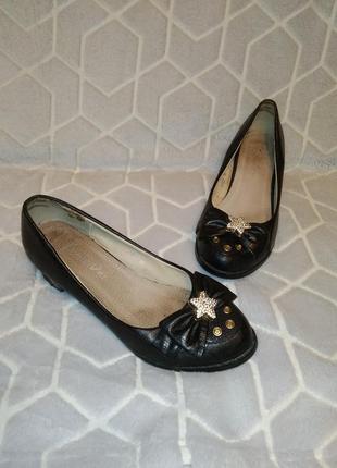 Р. 35,5-36 ошатні жіночі туфлі на стійкому, широкому, квадратному, низькому каблуці