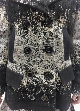 Пальто женское черно белое приталенное с меховым воротником песца6 фото