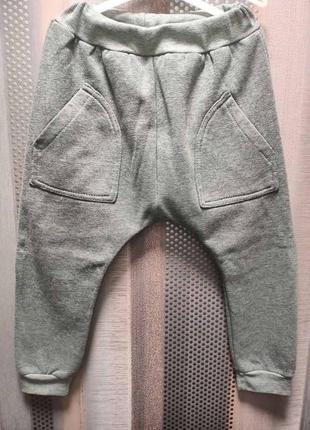 Стильные спортивные штаны на 2-4 года, б/у.