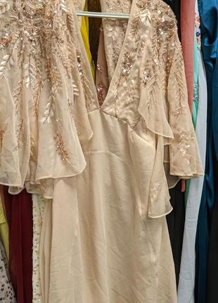 Бежеве нюдовое плаття з накидкою розшитій паєтками та бісером5 фото