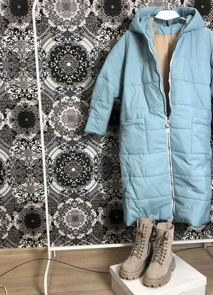 Зимове оверсайз пальто-куртка міді в блакитному кольорі довге на блискавці з подвійним капюшоном3 фото
