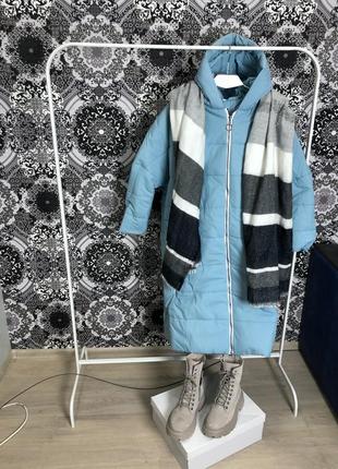 Зимове оверсайз пальто-куртка міді в блакитному кольорі довге на блискавці з подвійним капюшоном1 фото