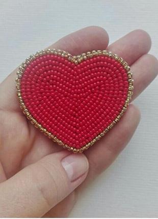Брошь из чешского бисера сердце