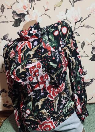 Блуза zara в цветочный принт зара с рюшами с кружевом и открытой спиной с длинными рукавами2 фото
