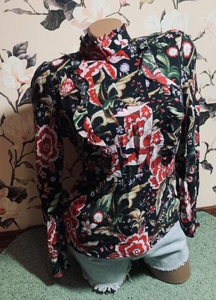 Блуза zara в цветочный принт зара с рюшами с кружевом и открытой спиной с длинными рукавами