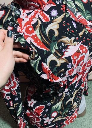 Блуза zara в цветочный принт зара с рюшами с кружевом и открытой спиной с длинными рукавами5 фото