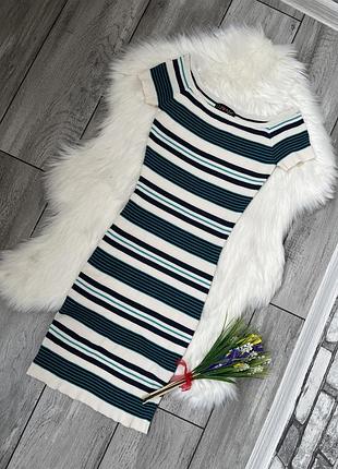 Красиве трикотажне плаття в смужку в рубчик