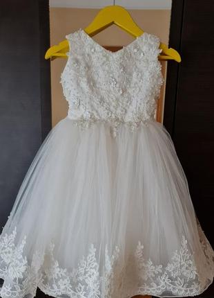 Нарядне плаття на випускний, весільна сукня