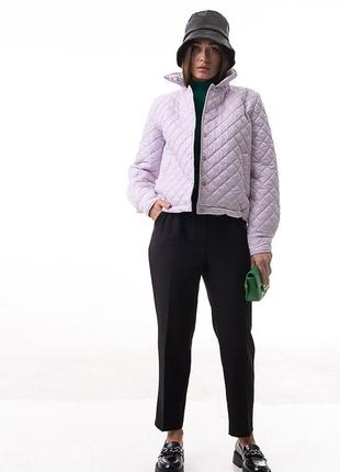 Стеганая весенняя куртка женская светло-сиреневого цвета5 фото