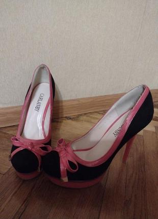 Стильные туфли на каблуке+танкетка чёрно-розовые3 фото