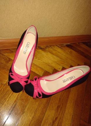 Стильные туфли на каблуке+танкетка чёрно-розовые2 фото