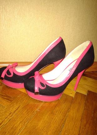 Стильные туфли на каблуке+танкетка чёрно-розовые