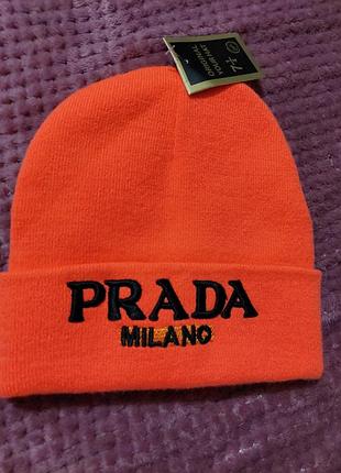 Яскрава жіноча шапка