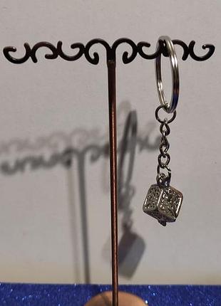 Брелок-кубик-светится.