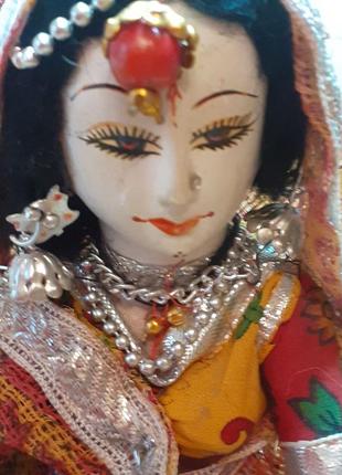 Старинная кукла ручной работы в индийском национальном костюме