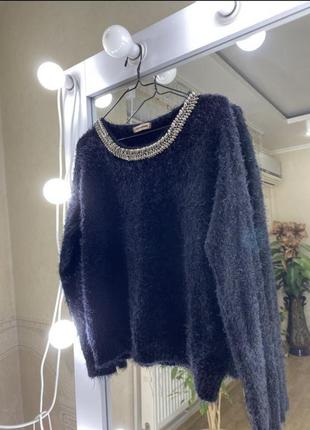 Чорний светр травичка