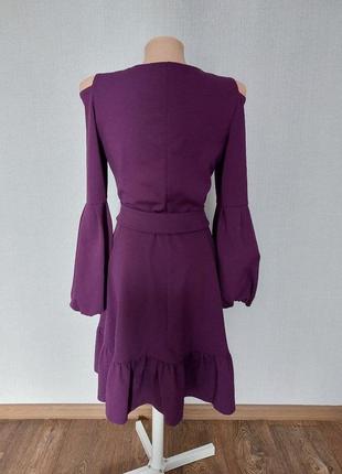 Короткое молодежное платье с объемными рукавами.3 фото