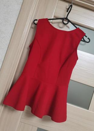 Топ с баской с вырезом на спинке