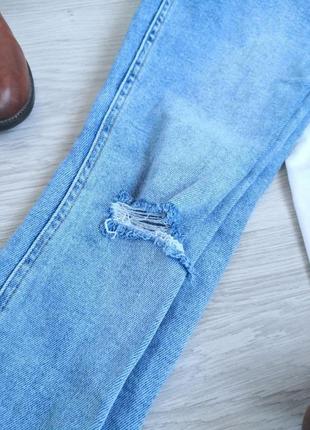 Мармурові вінтажні блакитні джинси з фабричними рваностями та необробленим низом2 фото