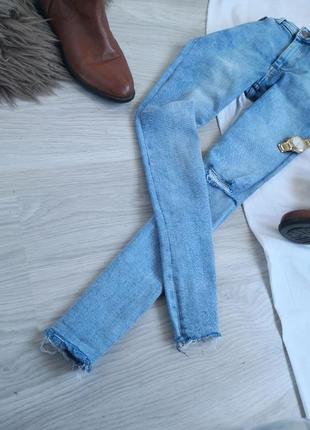 Мармурові вінтажні блакитні джинси з фабричними рваностями та необробленим низом6 фото