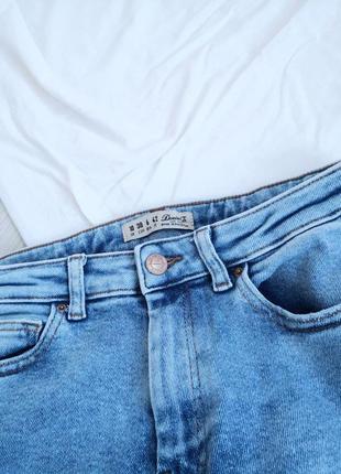 Мармурові вінтажні блакитні джинси з фабричними рваностями та необробленим низом10 фото