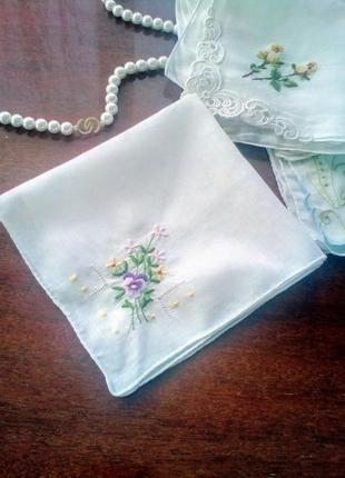 Вінтажний батистовый носову хустку. об'ємна вишивка. шов роуль.