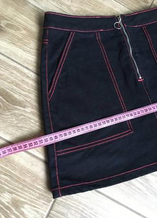 Черная джинсовая мини юбка трапеция на молнии с кольцом, накладные карманы7 фото