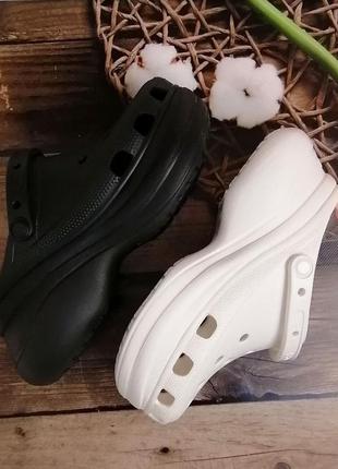 Женские кроксы сабо crocs classic bae clog белый черный1 фото