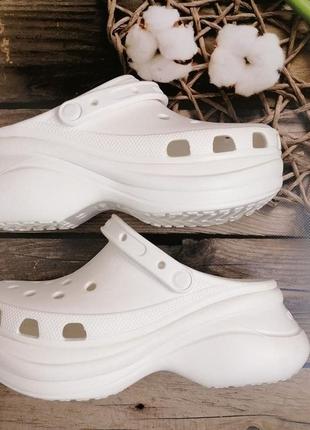 Женские кроксы сабо crocs classic bae clog белый черный5 фото