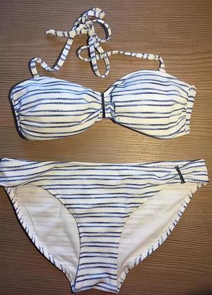 Хорошый полосатый купальник.