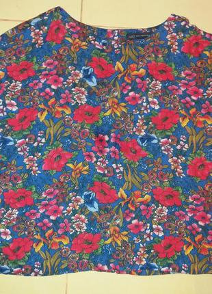 Стильна яскрава блузка в квітковий орнамент