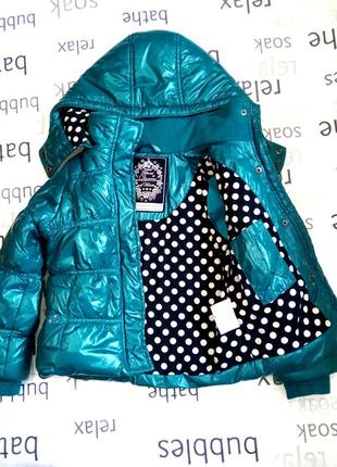 Демисезонная лаковая курточка на девочку 3-4 года4 фото